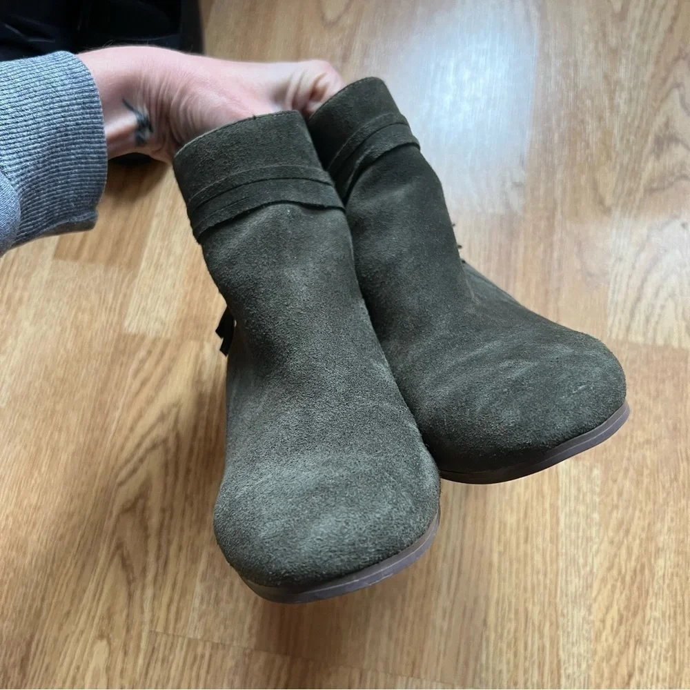 Violet & Red Jenna Suede Ankle Booties Olive Green Size 7.5 Stacked Heel
